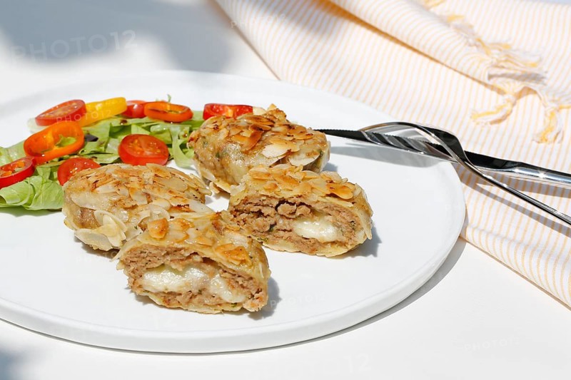 Swabian cuisine, meatballs wrapped in almonds, mixed minced meat, meatballs filled with cheese, fried, meatballs, grandmother's cooking, regional, home cooking, typical Swabian, traditional cuisine reinterpreted, served on a plate with salad, lettuce, cherry tomatoes, cocktail tomatoes, peppers, food photography, studio, Germany, Europe