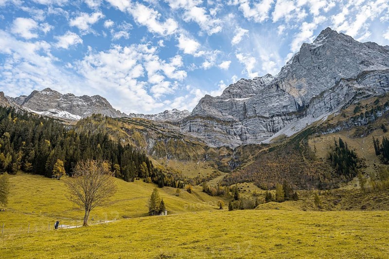 Mountain landscape in autumn in Rißtal with Spritzkarspitze, Großer Ahornboden, Engalpe, Eng, municipality of Hinterriß, Karwendel Mountains, Alpenpark Karwendel, Tyrol, Austria, Europe