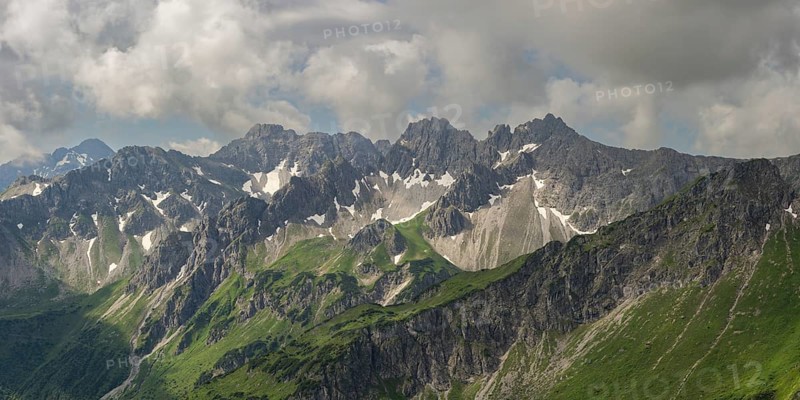 Mountain panorama from Fellhorn, 2038m, to Oberstdorfer Hammerspitze, 2260m, Hochgehrenspitze, 2251m and Walser Hammerspitze, 2170m, Allgäu, Bavaria, Germany, Europe