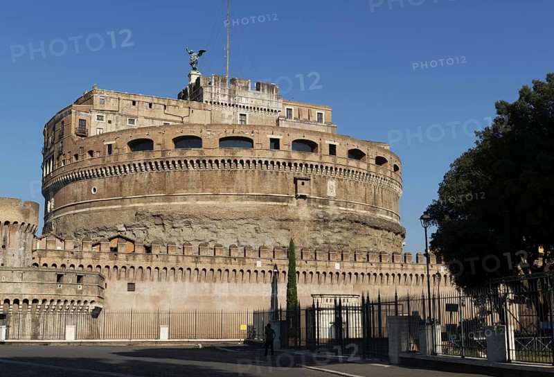 Engelsburg, Castel Sant'Angelo oder Mausoleo di Adriano, Rom, Italien / Mausoleum des Hadrian, Castel Sant'Angelo, Engelsburg, ein hoch aufragendes zylindrisches Gebäude im Parco Adriano, Rom, Italien