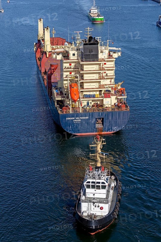 Cargo ship waiting in front of the lock, tugboat, Kiel Canal, Holtenau, Kiel, Schleswig-Holstein, Germany, Europe