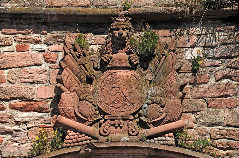Coat of arms with lion's head and weapons, 1683, with the slogan: Honi soit qui mal y pense in the forecourt of the castle ruins, destroyed in 1689, Heidelberg, Baden-Württemberg, Germany, Europe