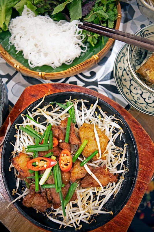 Bún ch?, Vietnamese dish of grilled pork and rice noodles, served with herbs and a sauce for dipping