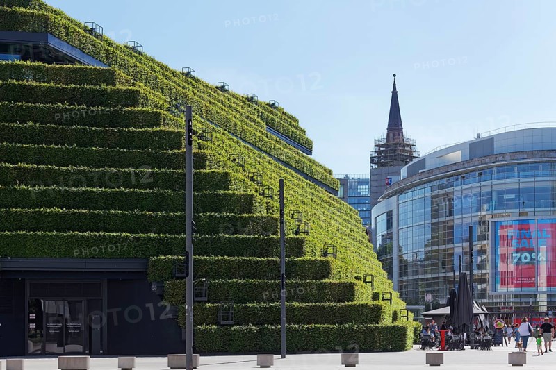 Kö-Bogen II office and commercial building, façade planted with 30, 000 hornbeams, ecological architecture to improve the climate, architect Christoph Ingenhoven, Düsseldorf, North Rhine--Westphalia, Germany, Europe