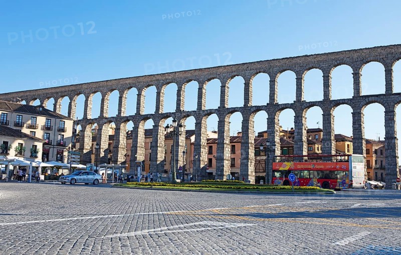 Sightseeing bus at the Roman aqueduct in Plaza de Azoguejo, Segovia, province of Segovia, Castile and Leon, Spain, Europe
