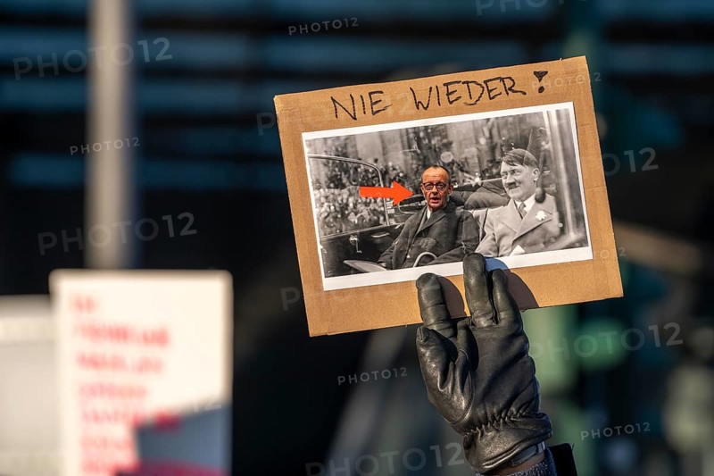 Demonstration of more than 14000 people against the AfD and the Merz-CDU and their asylum policy, after a rally the demonstrators marched peacefully for hours through the city centre of Essen, North Rhine-Westphalia, Germany, Europe