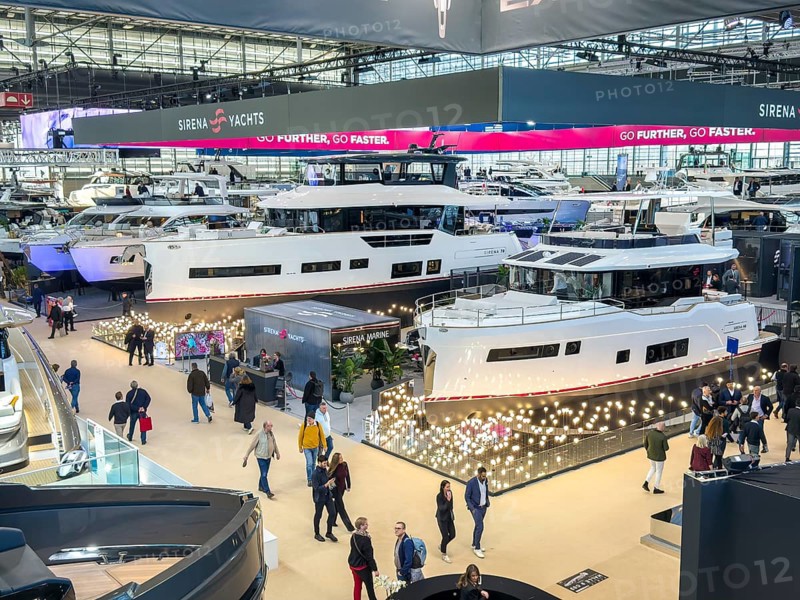 View from elevated position in exhibition overview of exhibition hall public fair fair boot Düsseldorf with luxury yachts superyachts ships boats, Düsseldorf, North Rhine-Westphalia, Germany, Europe