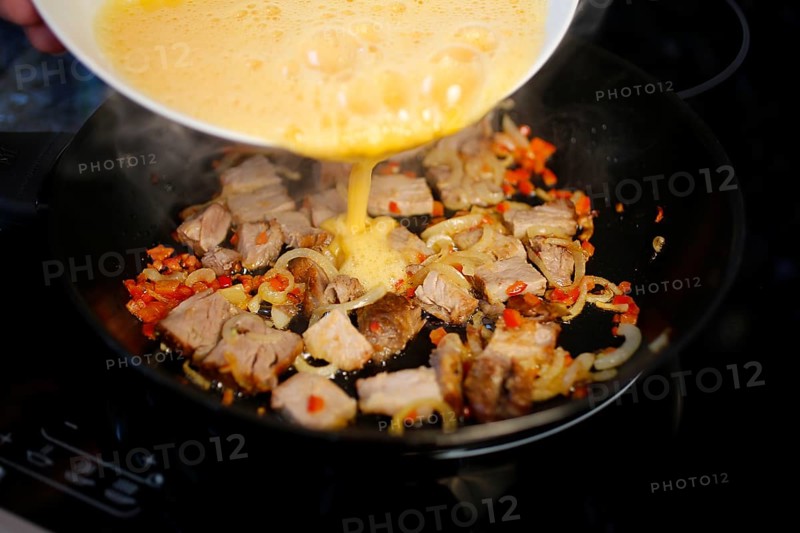 Swabian cuisine, preparation of cat scrambled eggs, leftovers, utilisation of leftovers, fry meat with onions and vegetables, add raw egg, Swabian scrambled eggs, pan, grandmother's kitchen, regional, home cooking, typical Swabian, traditional cuisine, food photography, studio, Germany, Europe