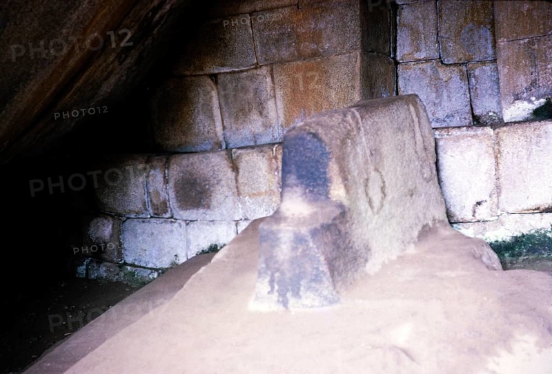 Caption: Sacrificial stone in a round temple, probably in the royal burial site of the Temple of the Sun, Machu Picchu, Peru, South America, around 1962, South America