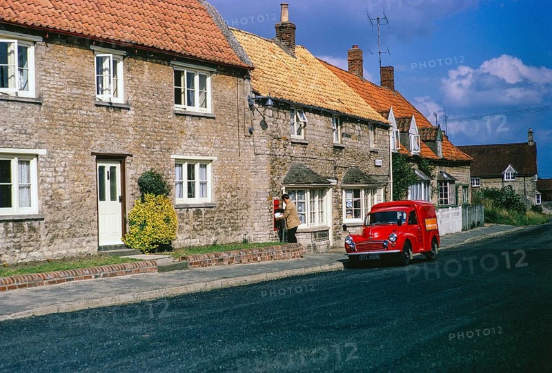 Dorfhäuser in der High Street, Swinstead, Lincolnshire, England, UK31. August 1970 roter Postwagen der Royal Mail Post Office