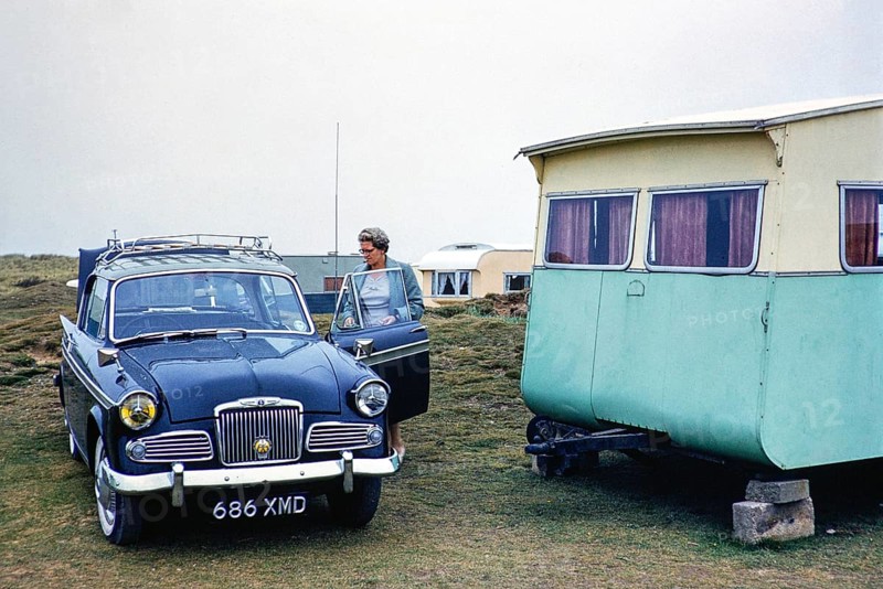 Sunbeam Rapier Mk 3, geparkt vor dem Wohnwagen einer Familie auf einem Campingplatz, England, UK, 1961