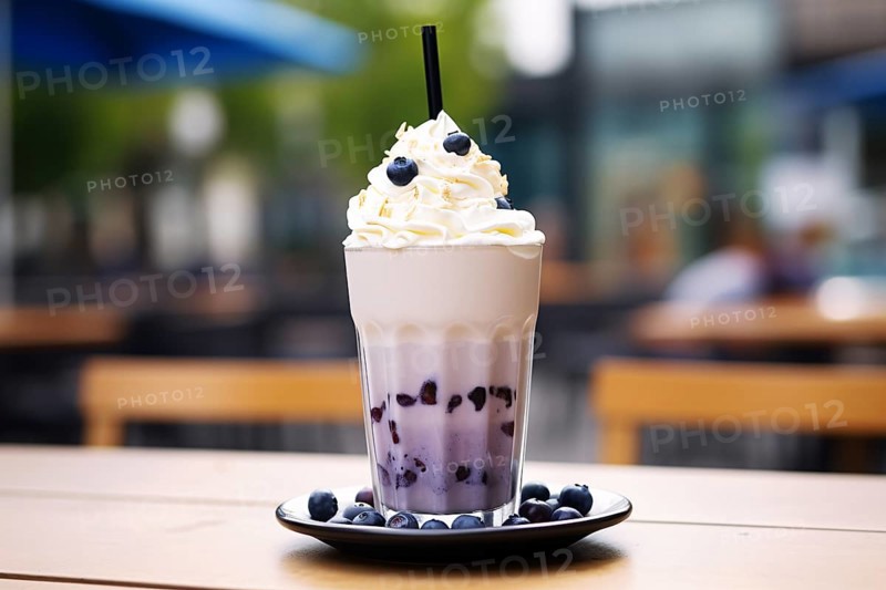 Blueberry milkshake on cafe table. KI generiert, generiert, AI generated