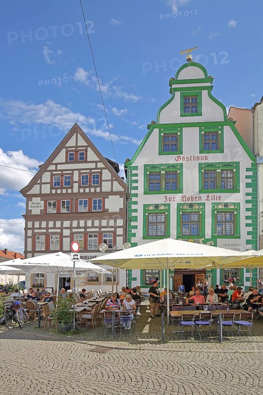 Historic restaurant Hofbräu am Dom with green tail gable, green, houses, street pub, people, cathedral square, Erfurt, Thuringia, Germany, Europe
