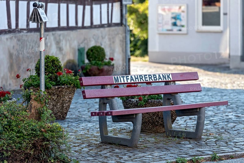 Carpool bench, carpool bench with direction sign for direction of travel, public bench for private carpooling, rural, organised hitchhiking, hitchhiking, Florstadt, Wetterau, Hesse, Germany, Europe