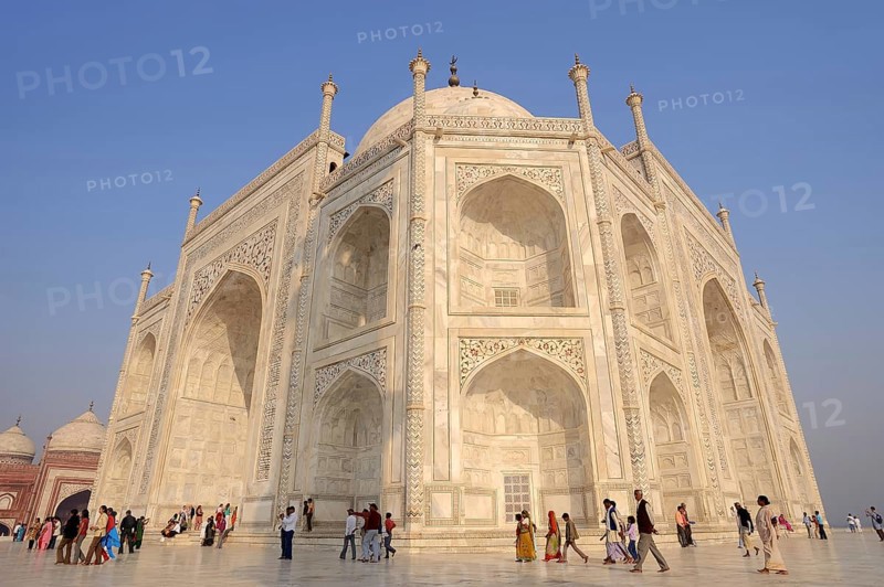 Taj Mahal, built by the Grand Mogul Shah Jahan in memory of his principal woman Mumtaz Mahal, who died in 1631, Agra, Uttar Pradesh, India, Asia