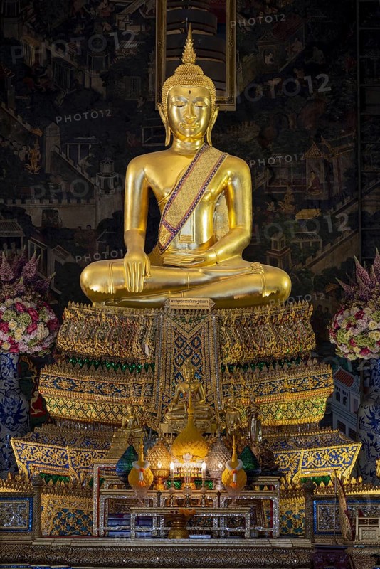 Golden Buddha statue, Bhumispara-mudra, Buddha Gautama at the moment of enlightenment, Wat Worawihan, Wat Prayurawongsawas Worawihan, Bangkok, Thailand, Asia