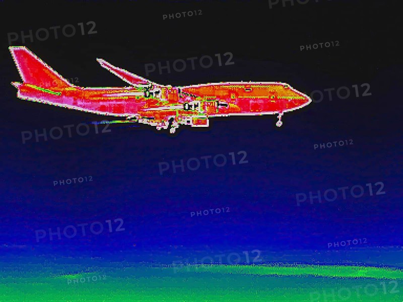Aircraft on approach, Boeing 747, thermal image or thermography, symbol photo, interpolated. Germany