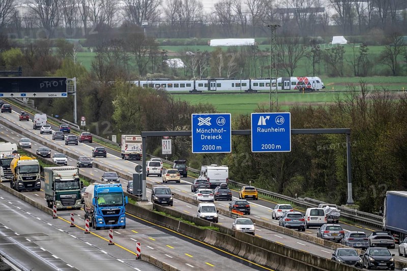 A3 motorway near Flörsheim, in front of the Mönchhof motorway junction, narrowing of the lanes due to roadworks, regional train line, local train, Hesse, Germany, Europe