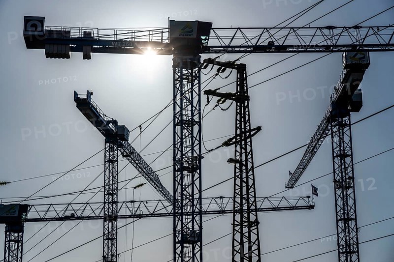 Construction cranes, large construction site for hotels on Harkortstraße in Düsseldorf, directly at the main railway station