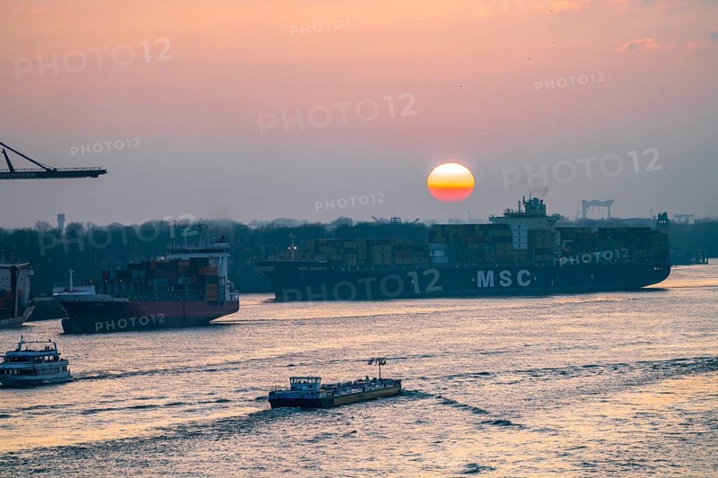 Evening shipping traffic on the Elbe, near Övelgönne, container freighter MSC Soraya arrives at Waltershofer harbour, feeder ship Ruth, Hamburg, Germany, Europe