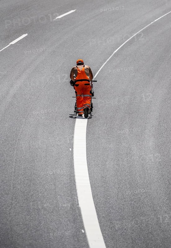 Marking work after the renewal of the road surface on the A40 motorway between the Kaiserberg junction and Mülheim-Heißen, in the direction of Essen, over a length of 7.6 kilometres, with whisper asphalt, so-called open-pored asphalt, 10-day closure of the motorway, North Rhine-Westphalia, Germany, Europe