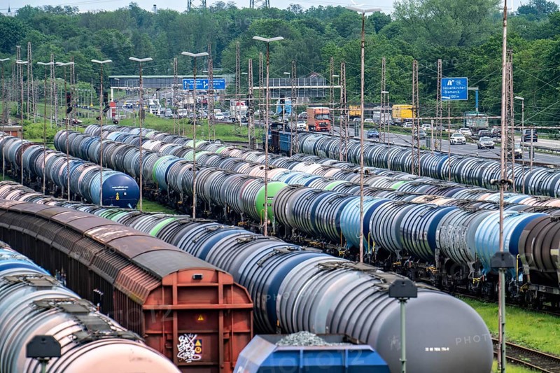 Gelsenkirchen Bismarck marshalling yard, goods trains are assembled and shunted here, tank wagons for transporting chemicals and mineral oil products, in the background the A42 motorway, Emscher expressway, North Rhine-Westphalia, Germany, Europe