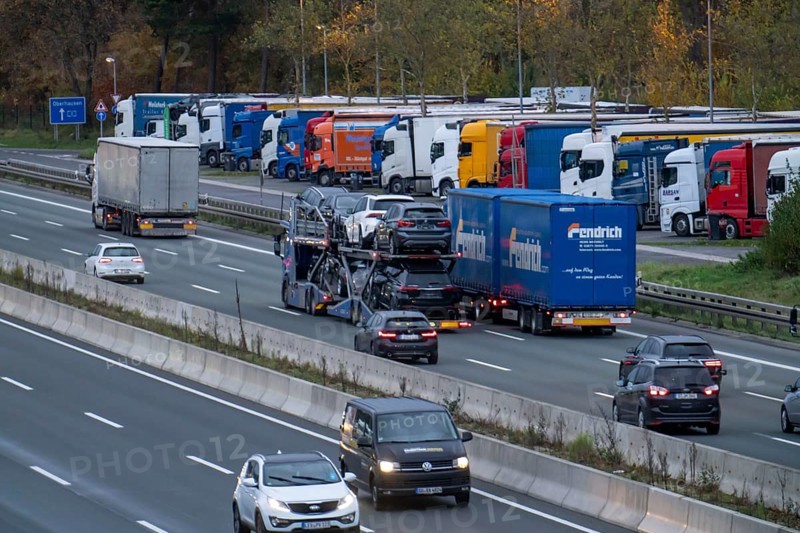 Rest area Ohligser Heide Ost, on the A3 motorway, direction Oberhausen, near Solingen, full truck parking spaces, North Rhine-Westphalia, Germany, Europe
