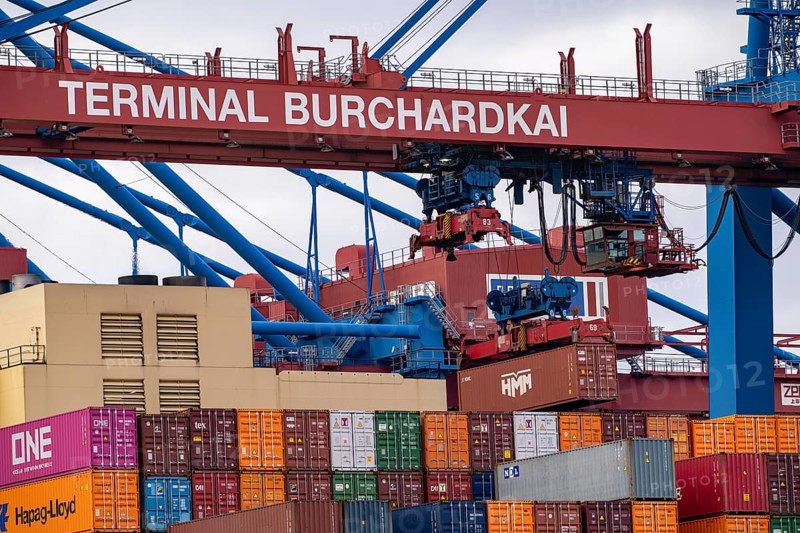 HMM Nuri container freighter, at HHLA Container Terminal Burchardkai, in Waltershofer Hafen, being loaded, capacity of up to 16000 TEU, Hamburg, Germany, Europe