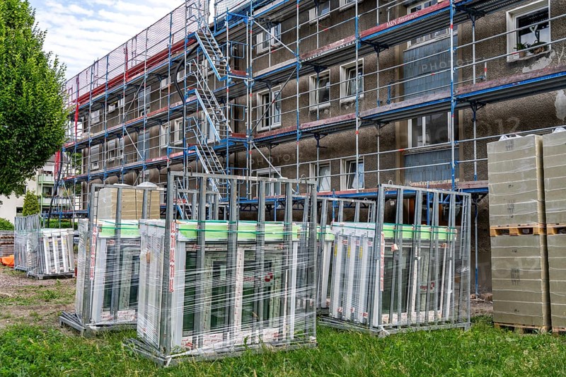 Energy-efficient refurbishment of an apartment block, thermal insulation, new windows and new roof covering