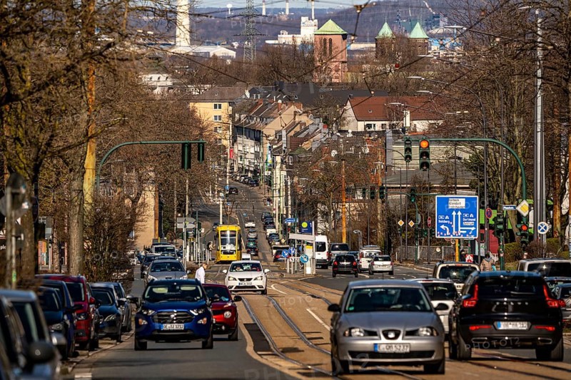 Ruhrbahn tram, city centre traffic, Hobeisenstrasse, in front, Martin-Luther-Strasse, in the extension, Essen-Holsterhausen, Essen, North Rhine-Westphalia, Germany, Europe