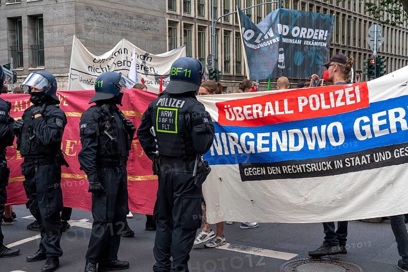 Police operation at a demonstration against the planned assembly law in North Rhine-Westphalia, in Düsseldorf, various left-wing groups and football fans, Ultras, from Fortuna Düsseldorf and 1.FC Köln, protest, North Rhine-Westphalia, Germany, Europe