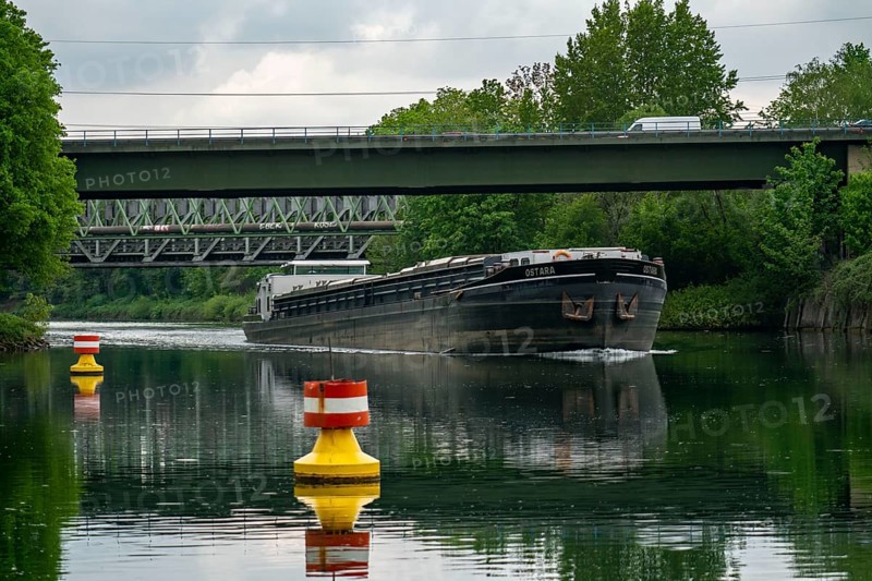 A43 motorway bridge, built in 1965, over the Rhine-Herne Canal, the bridge is badly damaged, steel girders have buckled, driving ban for trucks over 3.5 tonnes, not all drivers comply, the bridge is to be renewed, cargo ship, Recklinghausen, North Rhine-Westphalia, Germany, Europe
