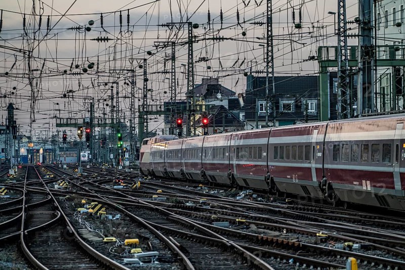Eurostar train on its way to Brussels, Cologne Central Station, tracks on the west side, overhead lines, signals, points, rail lines, Cologne, North Rhine-Westphalia, Germany, Europe