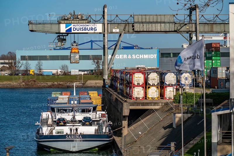 Port of Duisburg Ruhrort, Container freighter being loaded and unloaded at DeCeTe, Duisburg Container Terminal, Duisport, Duisburger Hafen AG, Duisburg, North Rhine-Westphalia, Germany, Europe