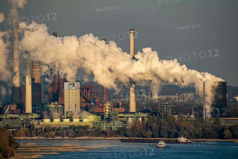 Rhine near Duisburg Bruckhausen, Thyssenkrupp Steel steelworks, blast furnaces, sintering plant, Schwelgern coking plant, discharge cloud, cargo ships, North Rhine-Westphalia, Germany, Europe