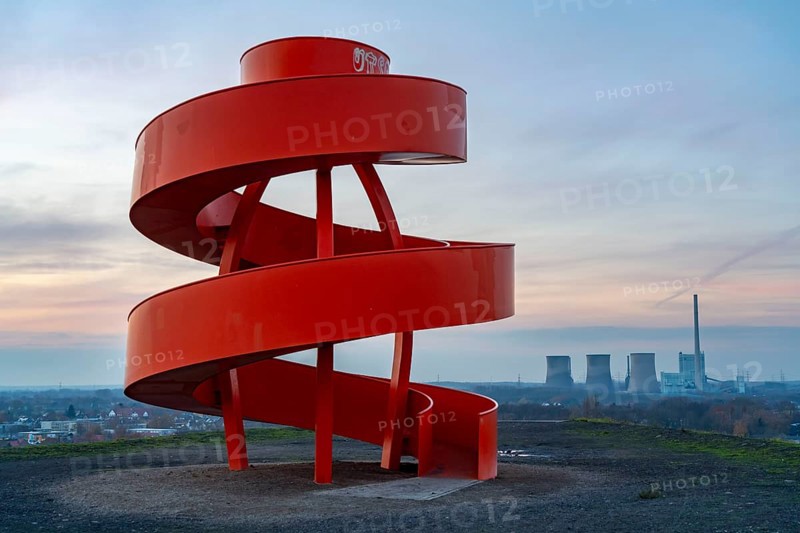 Sculpture Haldenzeichen, observation tower, Humbert spoil tip, part of the Lippepark in Hamm, 5 spoil tips were connected to form a kind of leisure landscape area, view of the Werne-Stockum power station, gas-fired power station, part of the capacity reserve, Hamm, North Rhine-Westphalia, Germany, Europe