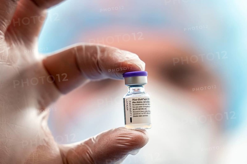 Start in the vaccination centre for corona vaccinations, in a hall of Messe Essen, for people over 80 years of age who do not live in nursing homes, preparation of the Pfizer-Biontech vaccine, ampoule with the vaccine, vaccination lines for a daily vaccination of up to 2400 people, operated by the Association of Statutory Health Insurance Physicians, Essen, North Rhine-Westphalia, Germany, Europe
