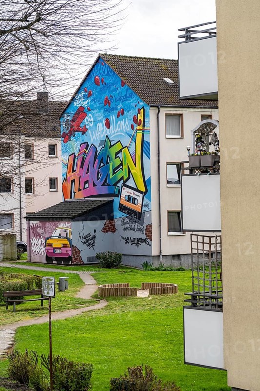Housing estate, apartment buildings, colourful mural with local reference, music, 99 balloons, in Hagen Vorhalle, North Rhine-Westphalia, Germany, Europe