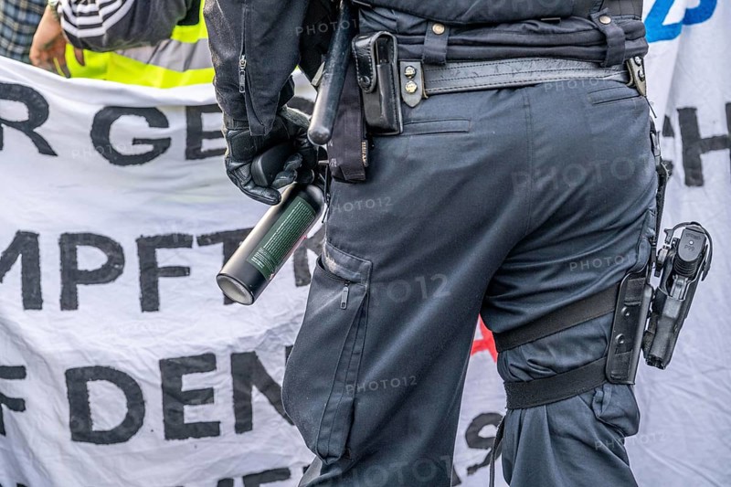 Demonstration against the AFD party conference in Essen, blockade of Alfredstraße, bridge over the A52 motorway, North Rhine-Westphalia, Germany, Europe