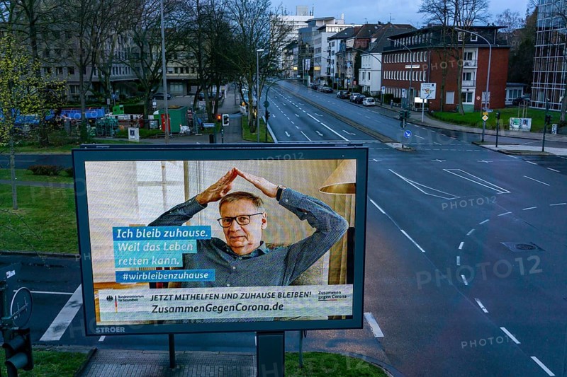 Appeal by the Federal Ministry of Health to stay at home, with Günther Jauch, advertising campaign, LED roadside screen, digital advertising monitors, effects of the corona crisis in Germany, Essen, at Alfredstraße, B224