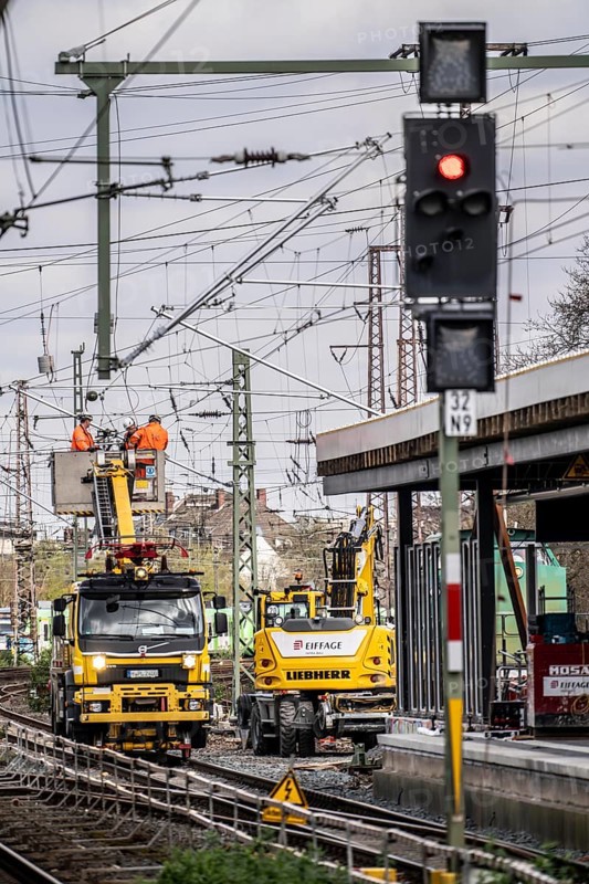 Modernisation of Duisburg Central Station, the platforms of the 13 tracks are being renewed, the old flat roofs are being replaced by corrugated steel and glass roofs, renewal of the overhead lines, the conversion is taking place during ongoing operations, one platform is always closed, the conversion measure should be completed by 2028, Duisburg North Rhine-Westphalia, Germany, Europe
