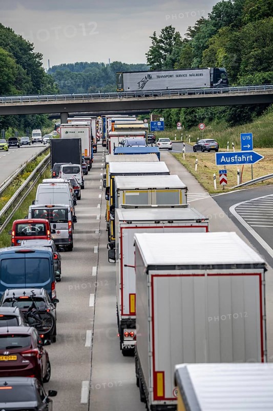 9 km long traffic jam on the A40 motorway heading east, between the Dutch border near Venlo, in front of the Wankum junction, due to roadworks, traffic routing to one lane, many trucks in traffic jam, North Rhine-Westphalia, Germany, Europe