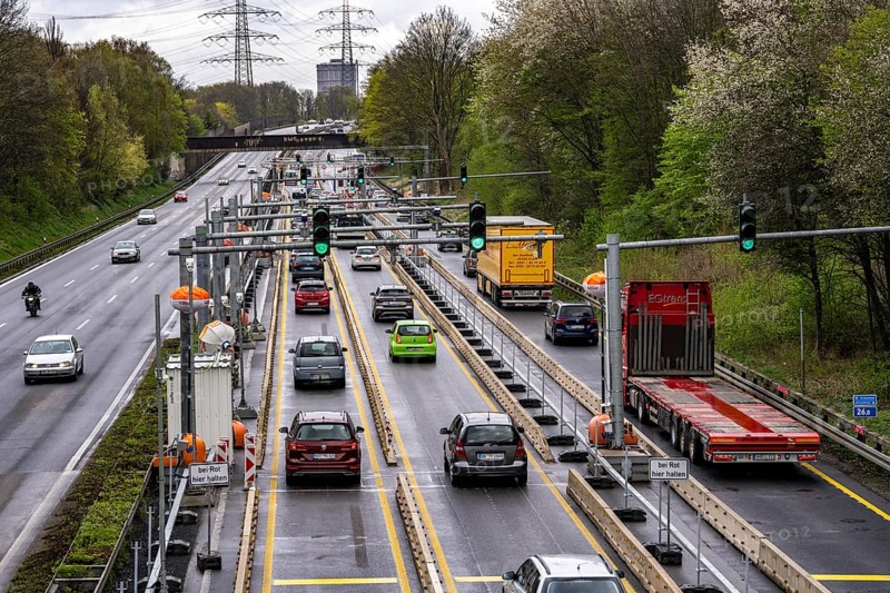Weighing and barrier system on the A42 motorway, in front of the dilapidated motorway bridge over the Rhine-Herne Canal, between Bottrop and Essen, only vehicles up to 3.5 tonnes are allowed to drive over the bridge, heavy vehicles have to take detours, the motorway was completely closed there for over 3 months due to the damage, vehicle scales, traffic lights, here at the Bottrop-Süd exit in an easterly direction, North Rhine-Westphalia, Germany, Europe