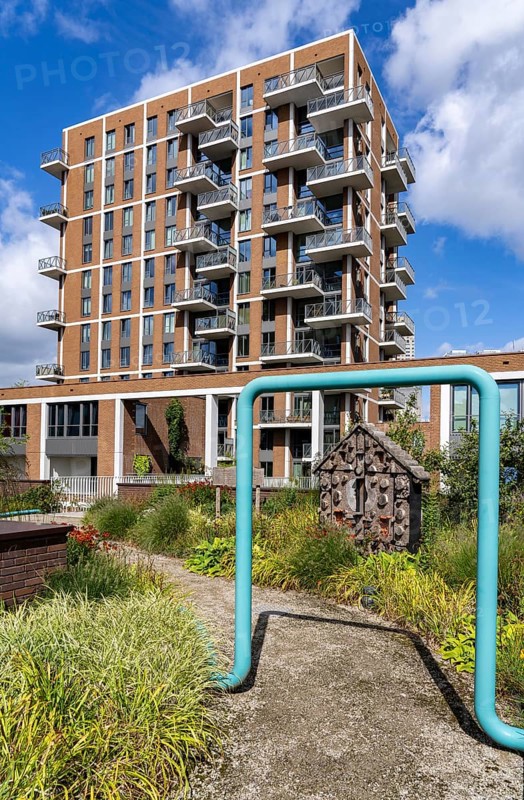 De Groene Kaap residential complex, in the Rotterdam Feijenoord district, on the Maashaven, Katendrecht neighbourhood, 450 flats and shops, spread over 5-19 storey buildings, with many inner courtyards, balconies and an accessible roof garden, partly over bridges, partly as a kitchen garden, which extends over all buildings and can also be used by the public, lots of greenery to promote the microclimate, energy-efficient construction, Netherlands