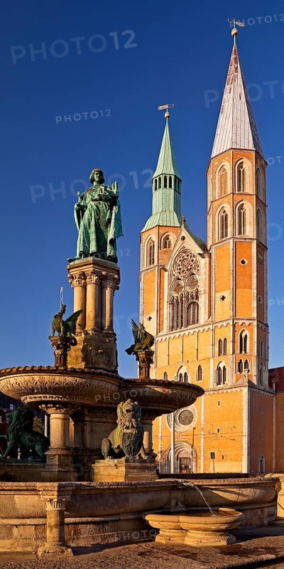 Henry's Fountain in honour of Henry the Lion in front of St. Catherine's Church, St. Catherine's, Brunswick, Lower Saxony, Germany, Europe