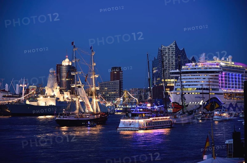 Europe, Germany, Hamburg, Elbe, harbour birthday, Elbe Philharmonic Hall, Hamburg's new concert hall, passenger ship, Hamburg, Hamburg, Federal Republic of Germany, Europe