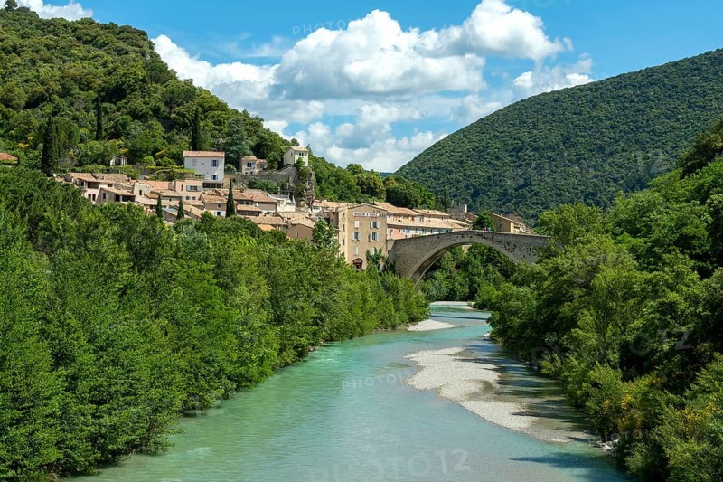 Nyons located in the Baronnies. The old bridge crossing the l'eygues river, Alpes de Haute Provence. Provence-Alpes-Côte d'Azur. France