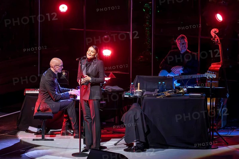 Singer with Till Brönner live on Silent Night - The Christmas Concert Tour at the Berlin Cathedral on 20.12.2024