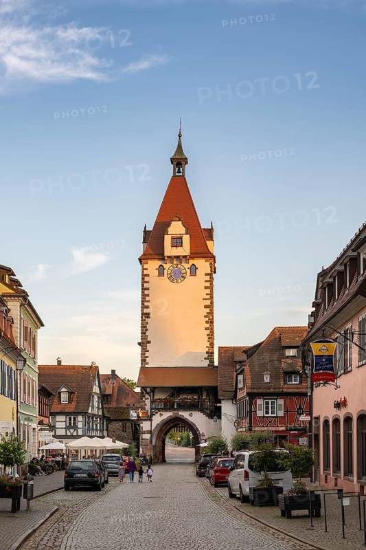 View across the main street to the Kinzigtor, historic town tower and landmark in the old town centre of Gengenbach, Ortenaukreis, Baden-Württemberg, Germany, Europe