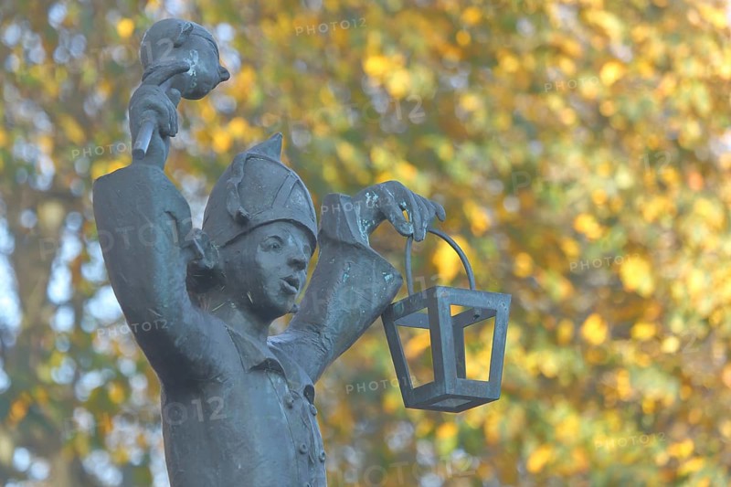 Sculpture Bajazz with the lantern by Inge Blum 2000, jester, carnival, joy, joyful, happy, arms, up, high, detail, autumn mood, bronze, Schillerplatz, Altstadt, Mainz, Rhine-Hesse region, Rhineland-Palatinate, Germany, Europe
